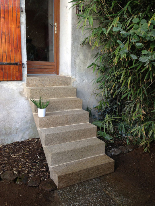 Escalier suspendu granit