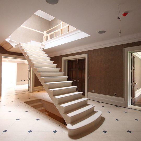 Escalier suspendu pierre de Combe brune "Escalier par The Stonemasonry Company LTD”