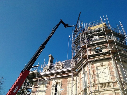 restauration du chateau, Souches de cheminées et Lucarnes-Pierre de St Maximin